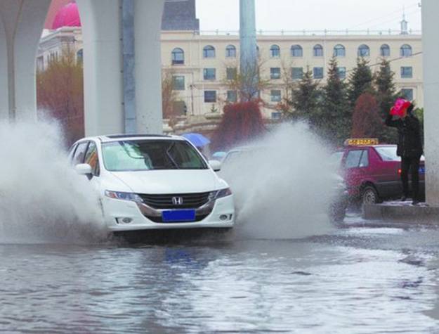 雨季通过积水路段时 有些事情你一定要注意