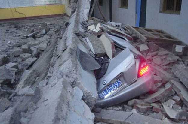 开车的时候如果遇到地震该怎么做