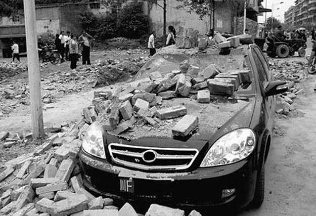 如果发生地震时，碰巧你在汽车内，怎样应急?