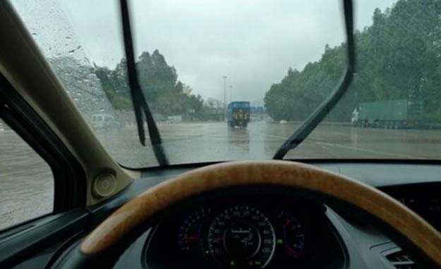 在雨中行车，车主应谨慎慢行
