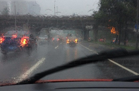 雨天驾驶注意事项，尽量避免中途换挡或急转弯